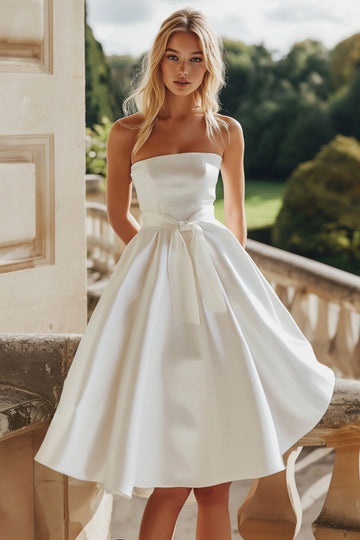 Robe de graduation midi trapèze en satin blanc sans bretelles avec nœud papillon